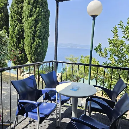Mala Luka - Omiš, Stanici
