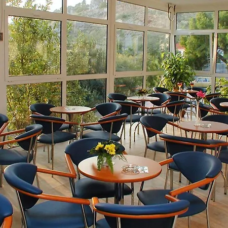 Mala Luka - Omis, Stanici