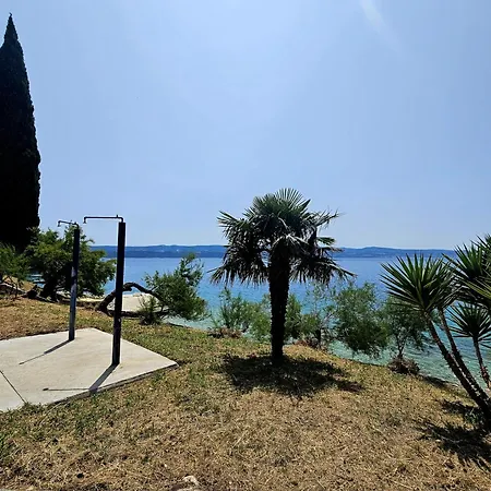 Mala Luka - Omiš, Stanici