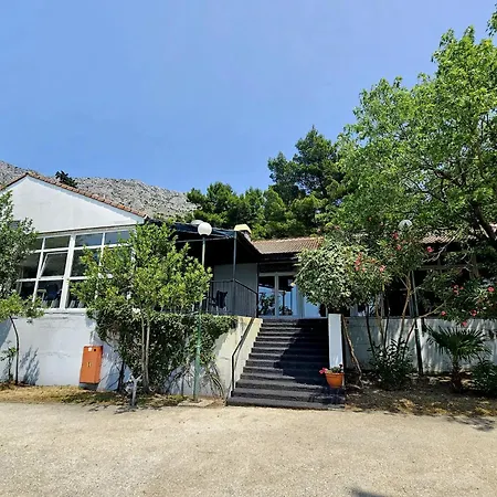 Mala Luka - Omis, Stanici