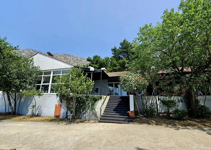Mala Luka - Omis, Stanići